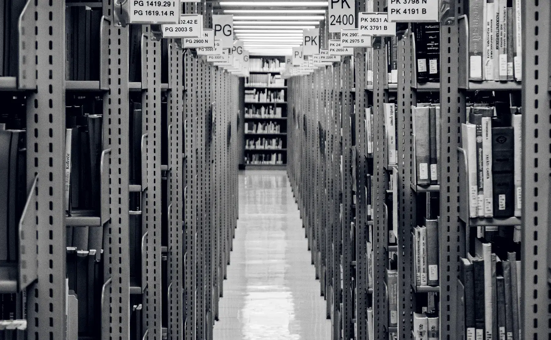 Pasillo de un archivo con estanterías de documentos catalogados