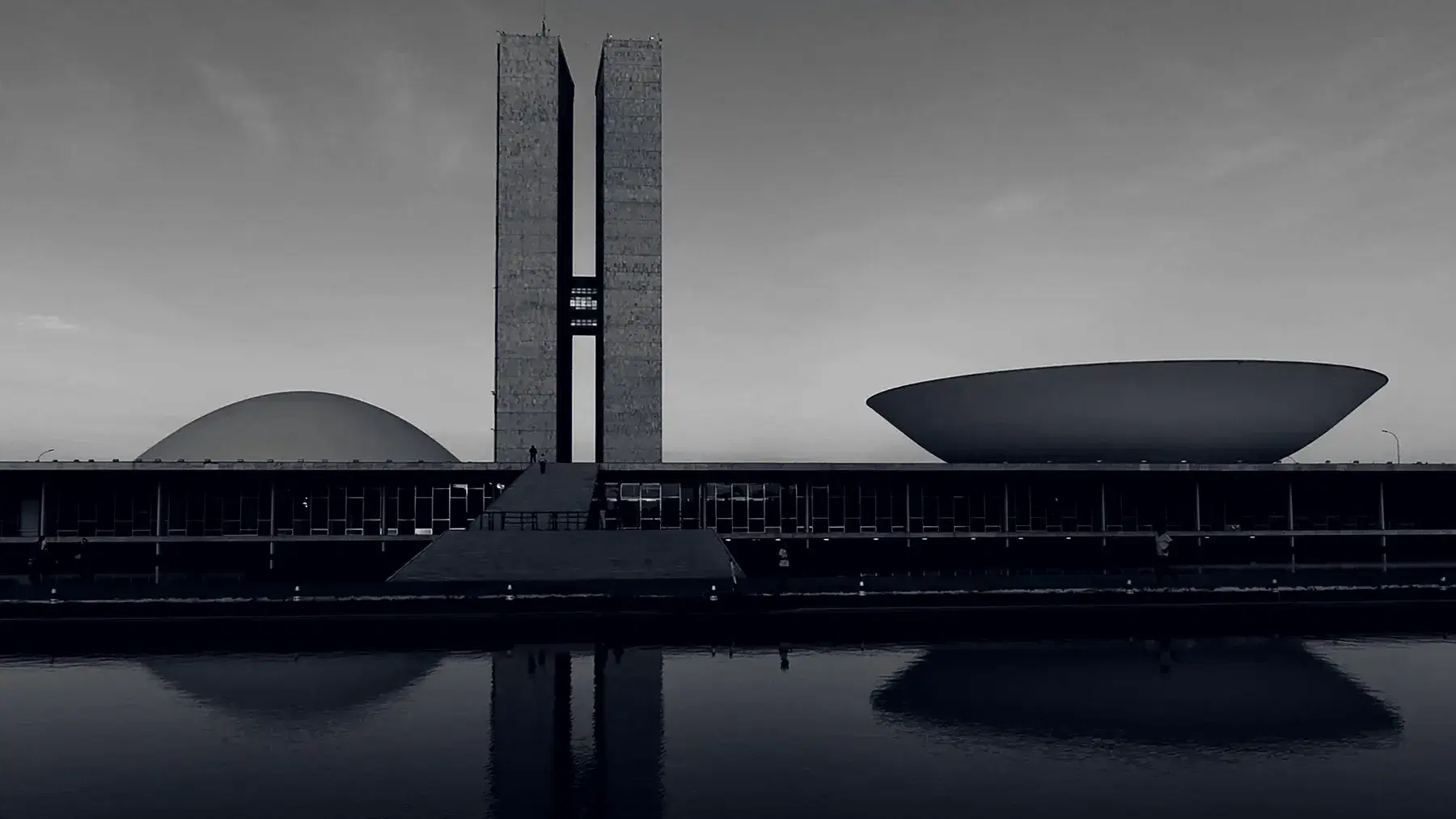 El Congreso Nacional, en Brasilia, reflejado en el espejo de agua