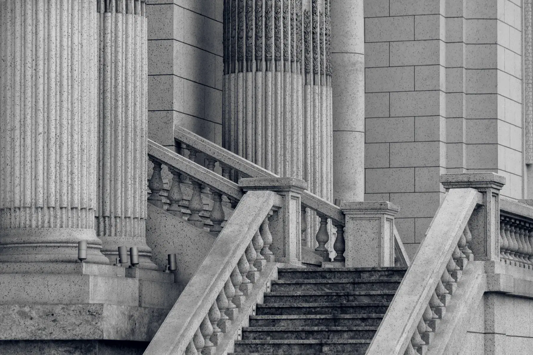 Escalinata de piedra entre las columnas de un edificio clásico