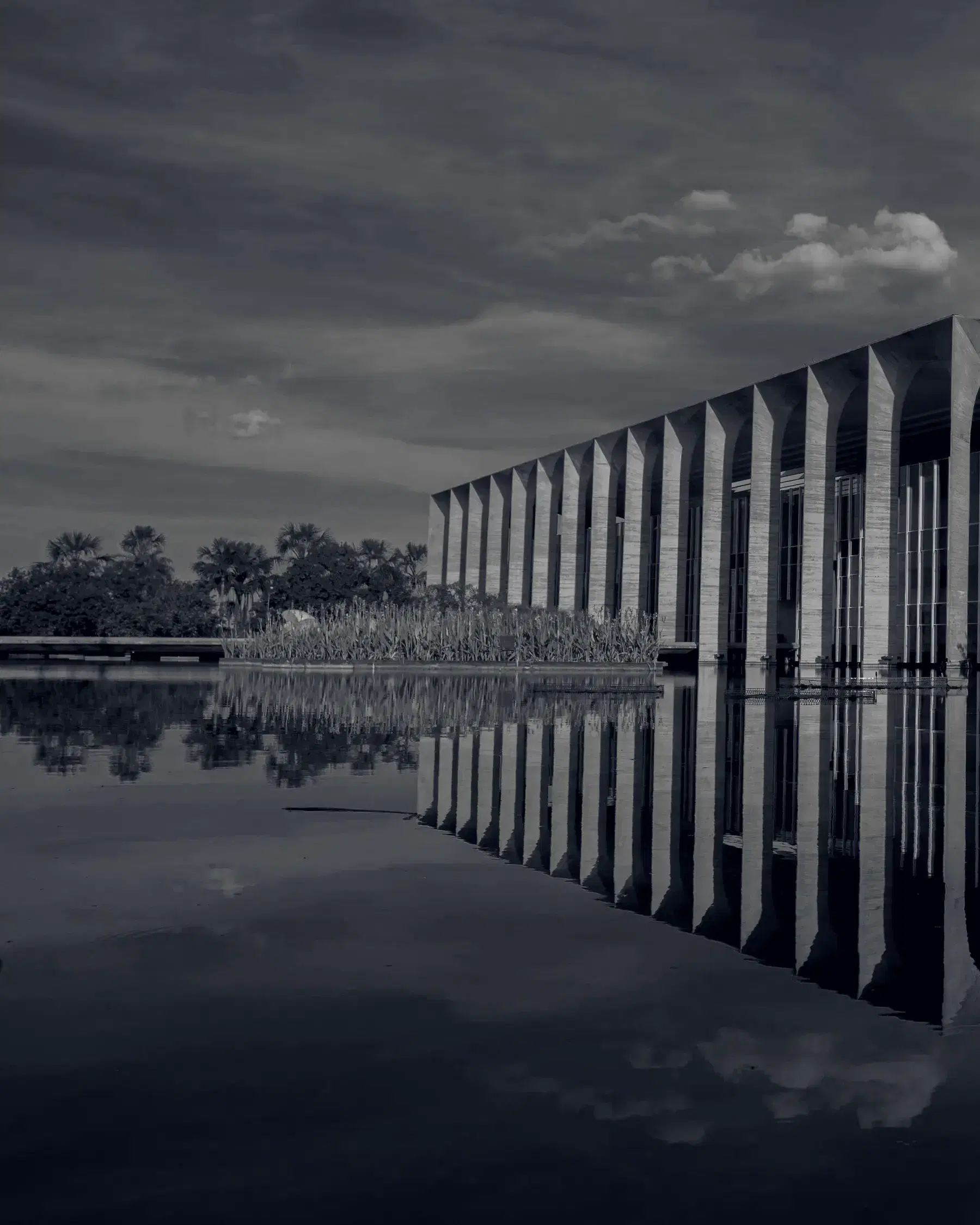 Palacio de Itamaraty reflejado en el espejo de agua, en Brasilia